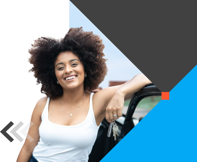 Mulher segurando chave de carro e sorrindo