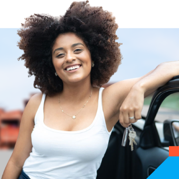 Mulher segurando chave de carro e sorrindo
